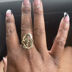 Gold letter ring ( R ) 