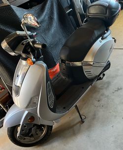 2008 ZNEN 150cc Gas Powered Moped/Scooter