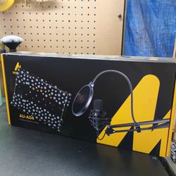 Maono AU-A04 Professional Podcasting Microphone Kit. 