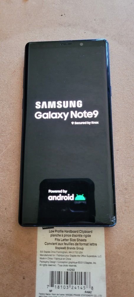 20) GALAXY NOTE 9. BLUE. 128GB HARD DRIVE AND 6GB RAM. HAS small CRACK ON BOTTOM RT CORNER OF SCREEN BUT EVERYTHING WORKS 100%. IVE BEEN USING THIS PH