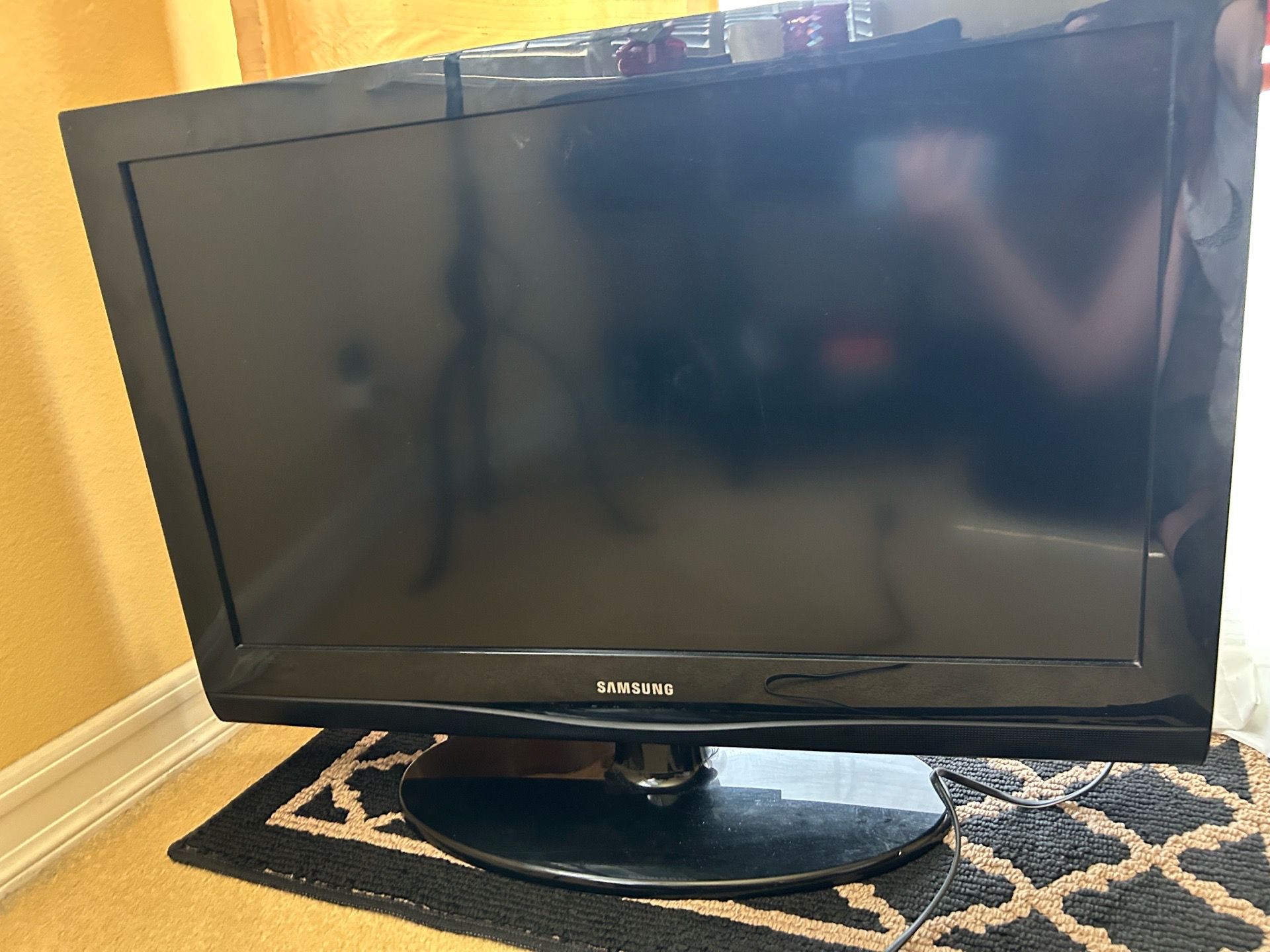 32” Samsung Flat Screen TV