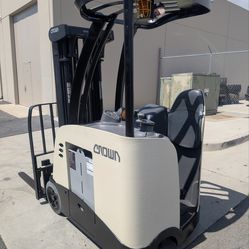 2014 Crown rc5530-30 stand up counterbalance forklift
