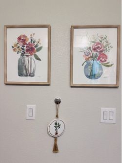 Framed Wall Art sets (2) watercolor Flowers in Vase, Good👍 and normal condition