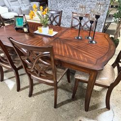 New Traditional 7 Piece Dining Set with Leaf Extension 