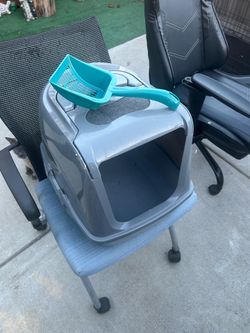Cat litter box, makeup bag, slippers