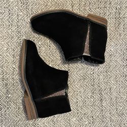 Girls Cat & Jack Black Suede Booties – Size 8 – $3