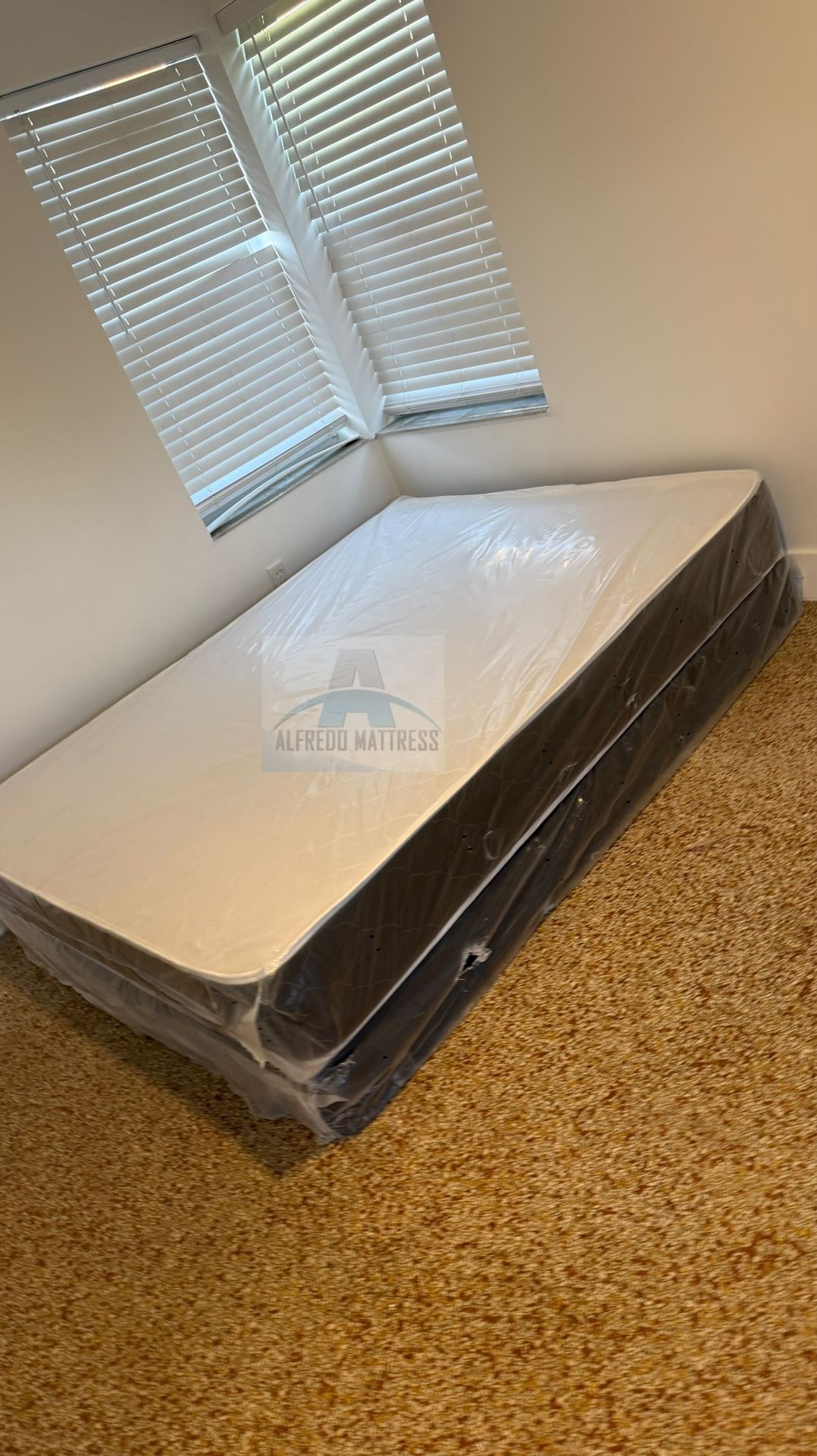 Queen mattress regular set with box spring ( 2pc brand new) 