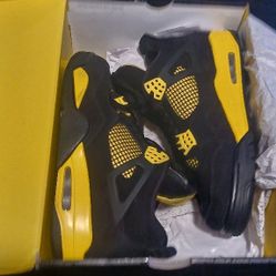 Jordan 4s Size 10.5 Black And Yellow ◼️🟨