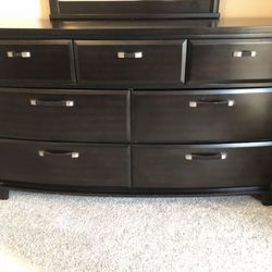 Queen Bedroom Set From Ashley furniture. 