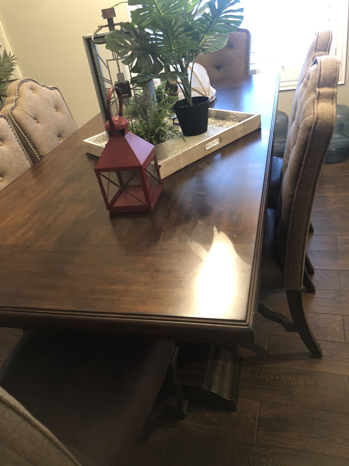 Dinnin table great condition, formal living area 6 chairs