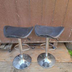 Pair 2 of chrome and black vinyl adjustable bar stools good condition 