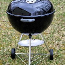 Weber Original Kettle 22-Inch Charcoal Grill with Weatherproof Cover