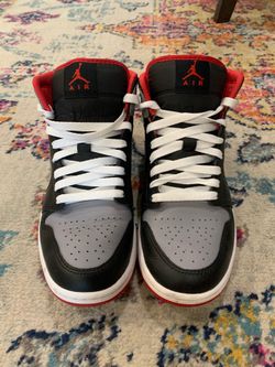 Nike Jordan 1 Mid 7.5 men 9 women