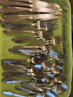 44 PIECES ONEIDA SATIN LOOK FINISH MODERN DESIGN. DISCONTINUED.