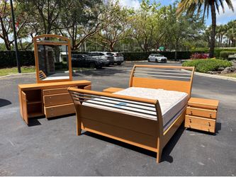 Beautiful Bedroom Set Queen Size Solid Wood Maple Color Like New by Palliser Furniture