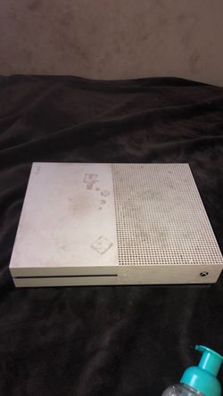 Old Xbox 1 s with controller