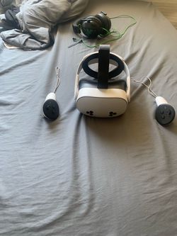Meta Quest 3s VR Headset with Controllers