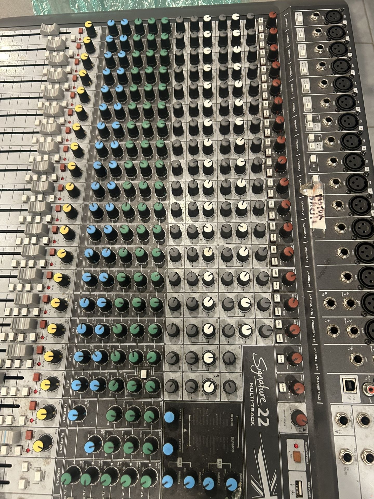 Soundcraft Signature 22 MTK 22-Channel Analog Mixer
