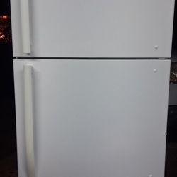 Avanti 👍
Frost Free Top Freezer & Refrigerator​ in White rental property kitchen garage Condo Apartment Apt