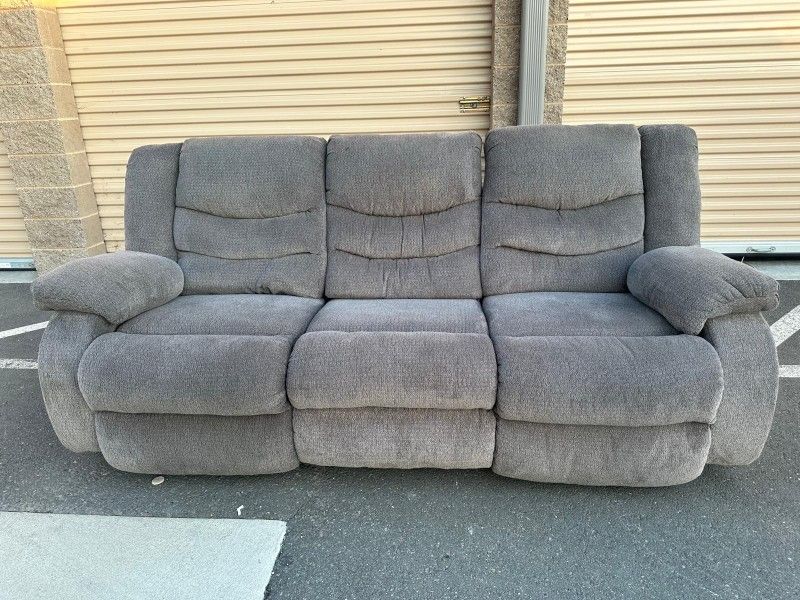Clean 3 seater gray sofa with recliners /sillon gris limpio de 3 asientos con reclinables