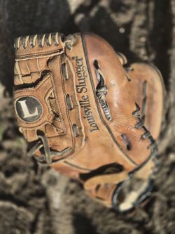 Louisvill Slugger TPX Infielders Glove  BROKEN IN ( See Pics).Located In Glendora