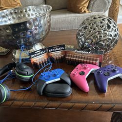 3 Controllers Forsale & Headset Everything Can Be Sold Separately 