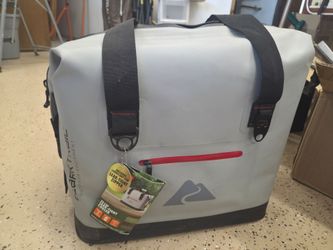 Ozark Trail Gret 50 Can Leaktight Cooler With Heat Welded Body & Bottle Opener
