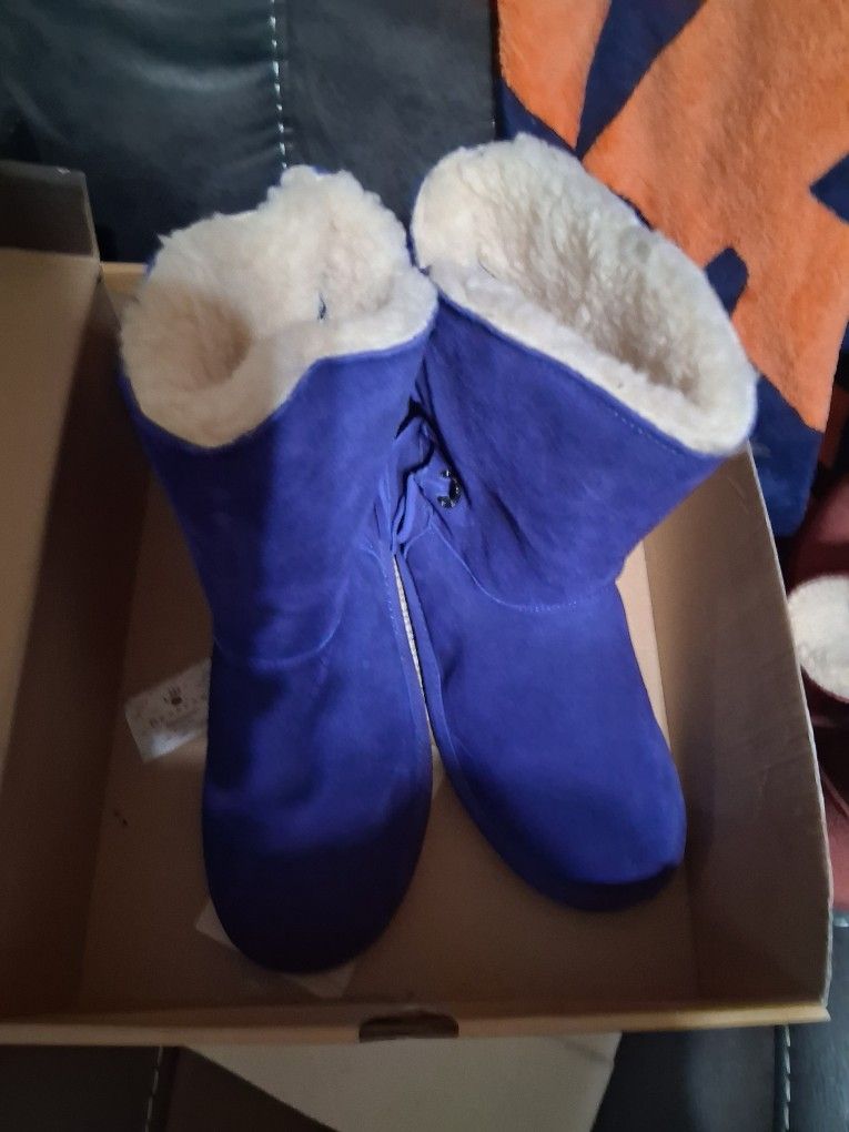 Women's Bearpaw y boots size eight brand new.