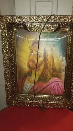 Jesus tilt change frame when you tilt it you see a different picture you see the last supper light turns on with by pluggin