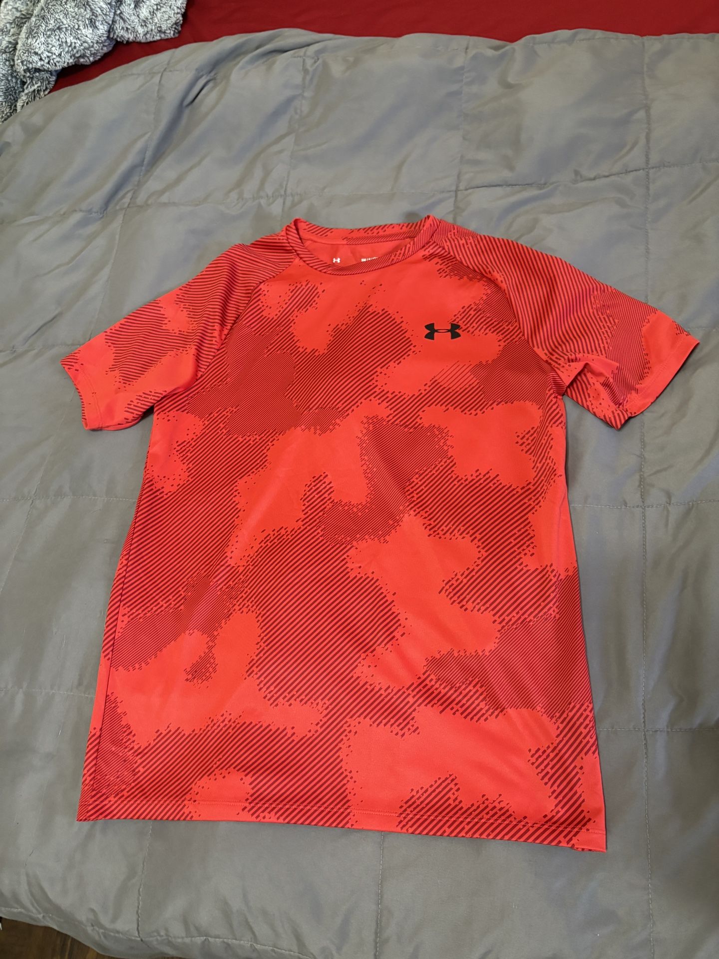 Under Armour red camo short sleeve shirt