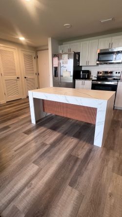 Kitchen table / Island