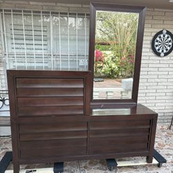 Dresser 