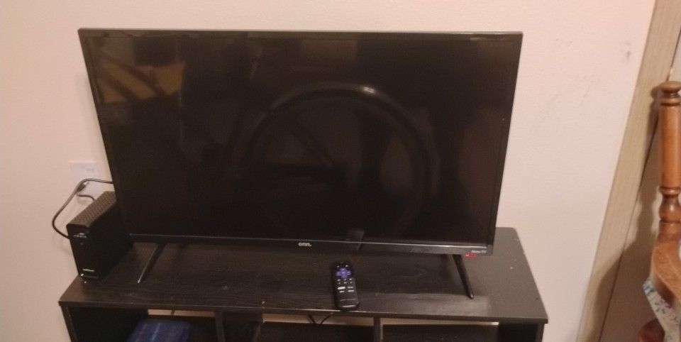 32-in Flat Screen TV With Remote Control