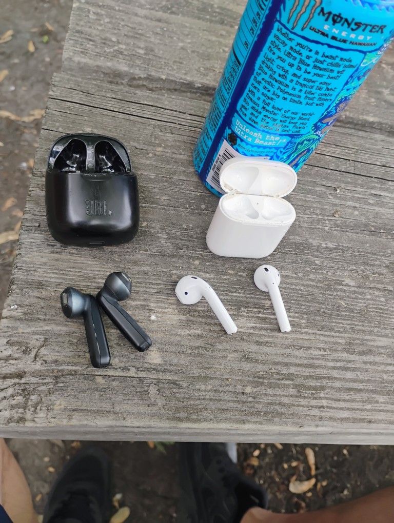 Air Pods Like New And Jvc Loud Works Good