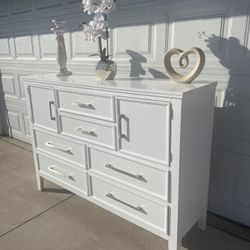 Beautiful White Dresser 6 Drawers 2 Storage  New 