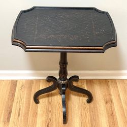 Bombay Crackle Finish Top Victorian Style Pedestal Accent Side Table