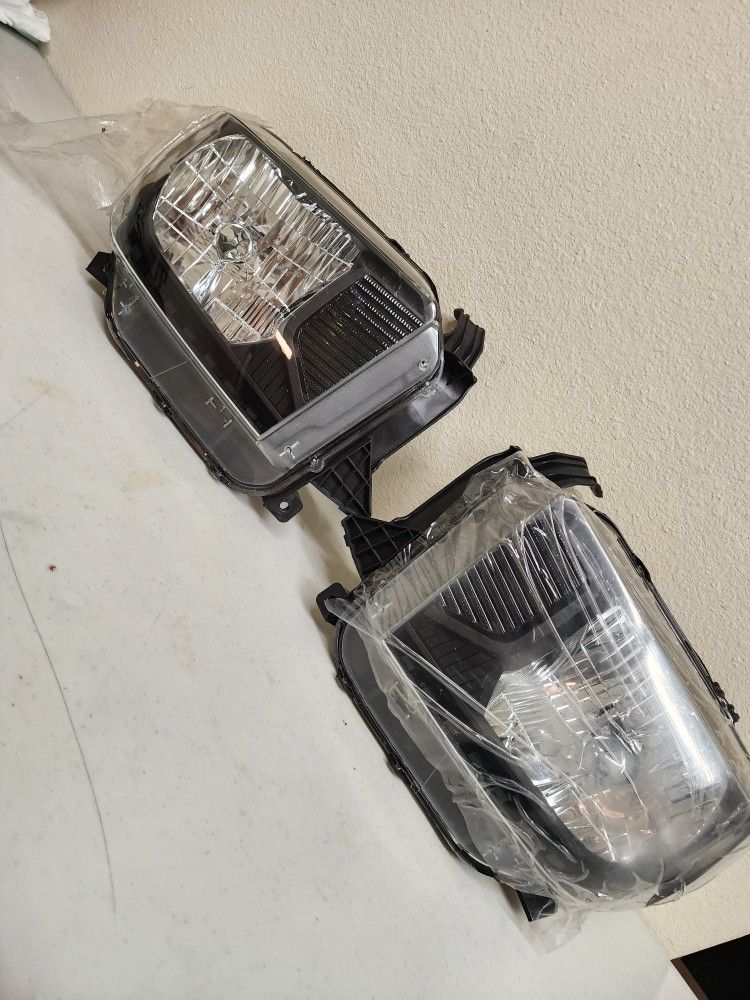 TOYOTA TUNDRA HEADLIGHTS