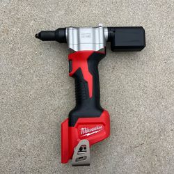 Milwaukee M12 12-Volt Lithium-Ion Cordless Rivet Tool (Tool-Only)
