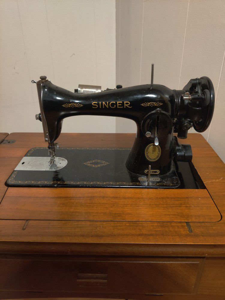 Classic Singer Sewing Machine. Great Condition