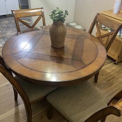 Solid Wood Extendable Dining Table Set – Seats 4–6 PRICE IS NEGOCIABLE