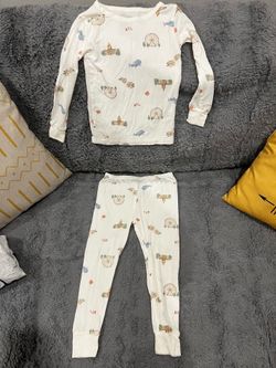 2 pajamas sets