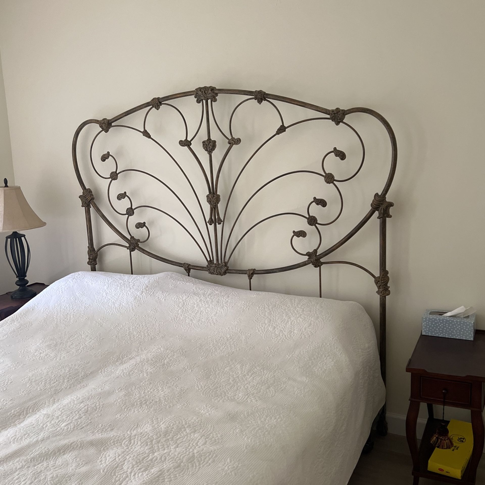 King size Bed With 2 Twin mattresses Like Knew