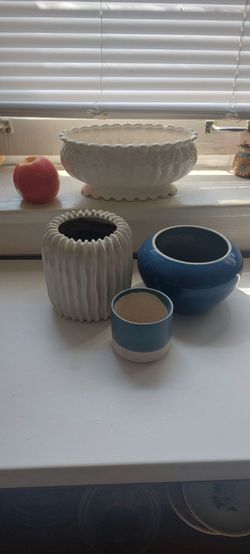 Medium to small ceramic vessels/pots