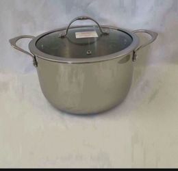 Olla de 6 Qt $90 nueva en caja
