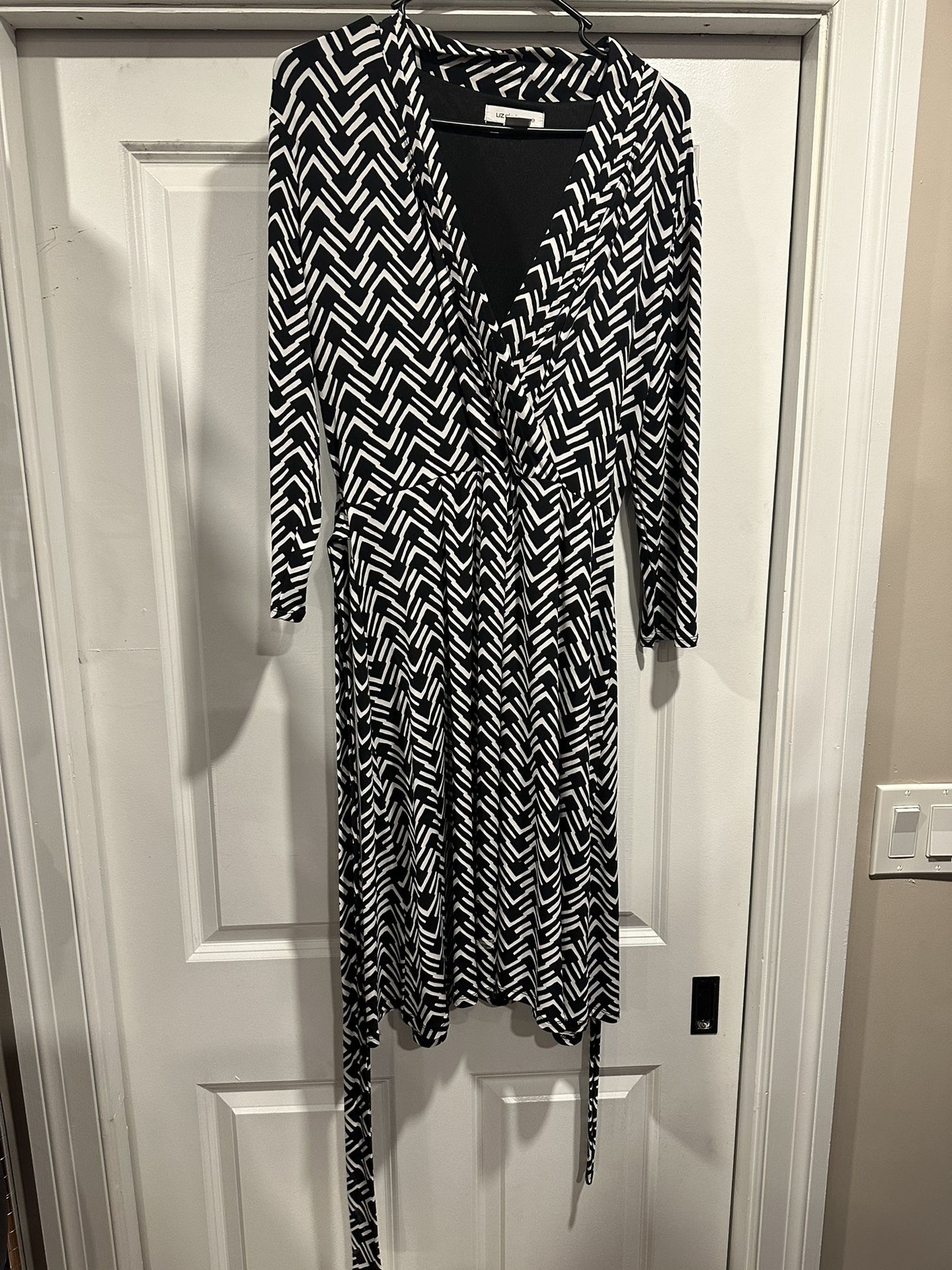 Graphic Black and White Chevron Print Wrap Dress