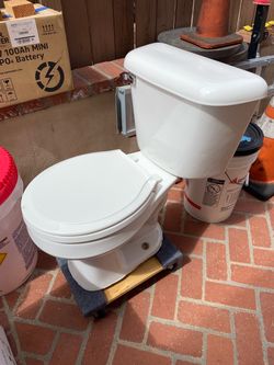 Toilet (Mansfield 160)