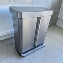 simplehuman 58L Rectangular Dual-Compartment Step Trash Can, Right Hinge is broken. Opens and closes but is a little lopsided. Retails $200 22x15x26in