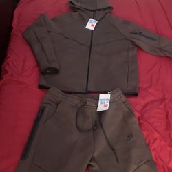 Nike tech sweatsuit brand new with tags medium