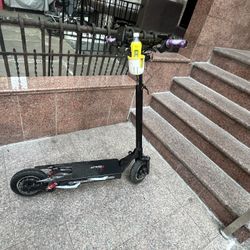 The electric scooter can reach 50 km/h when fully charged.