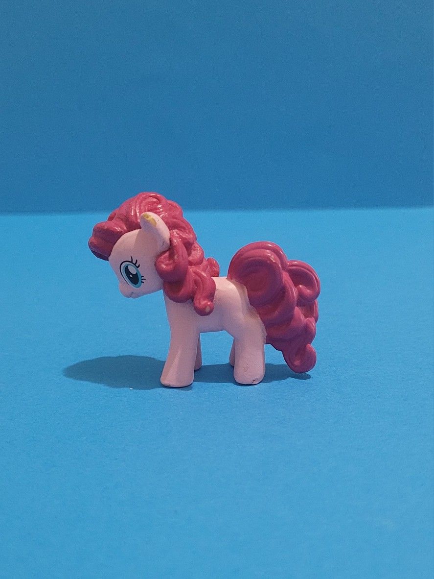 2013 My Little Pony Pinkie Pie 2" Busy Book Mini Figure.